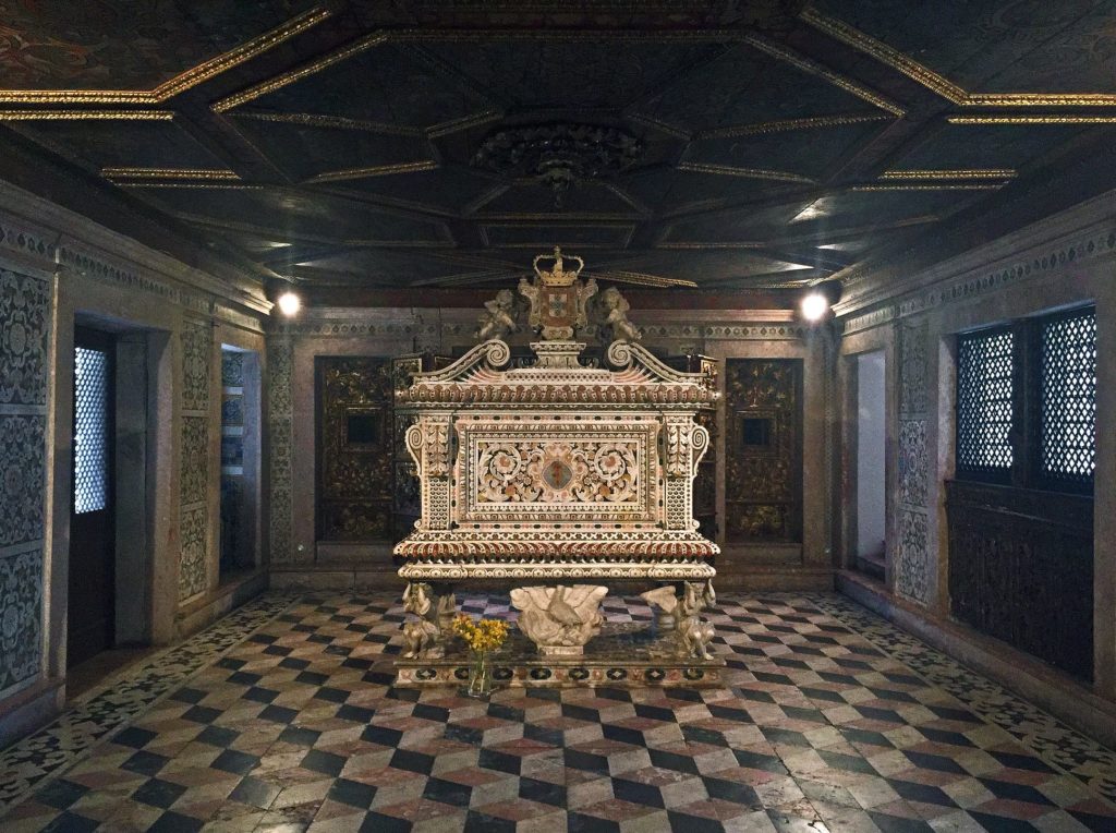 Túmulo de Santa Joana Princesa, ricamente trabalhado em mármore, no Museu de Aveiro.