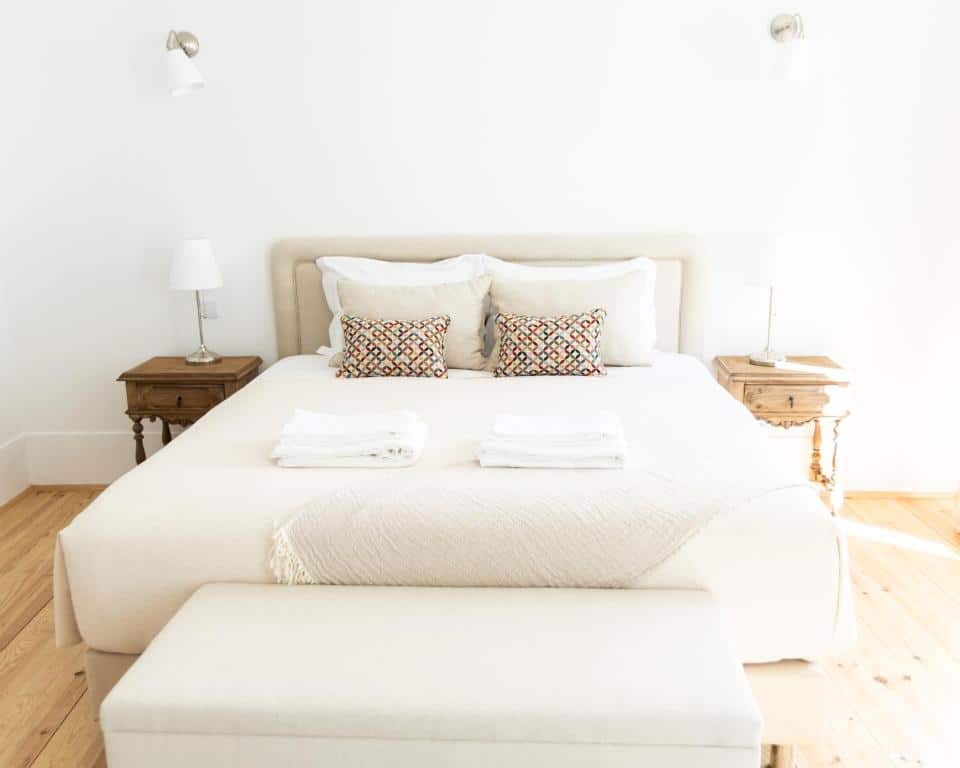 Quarto confortável com cama de casal e roupa branca na A Burguesa - Guesthouse, em Castelo de Vide