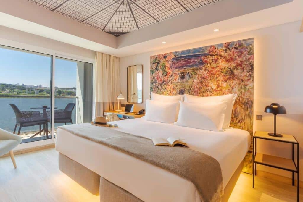 Quarto do Pestana Douro Riverside com cama de casal, cómoda ao lado e secretária do lado oposto.