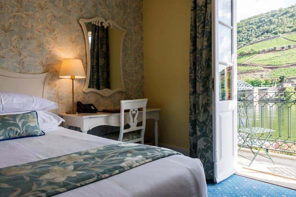 Quarto do The Vintage House – Douro, com cama de casal e secretária.