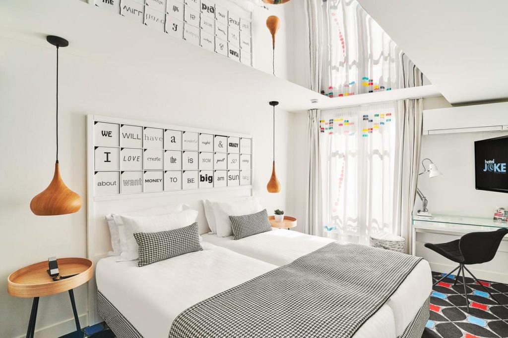 O Hotel Joke com decoração moderna e simétrica, ilustrando parte do artigo sobre onde ficar em Paris