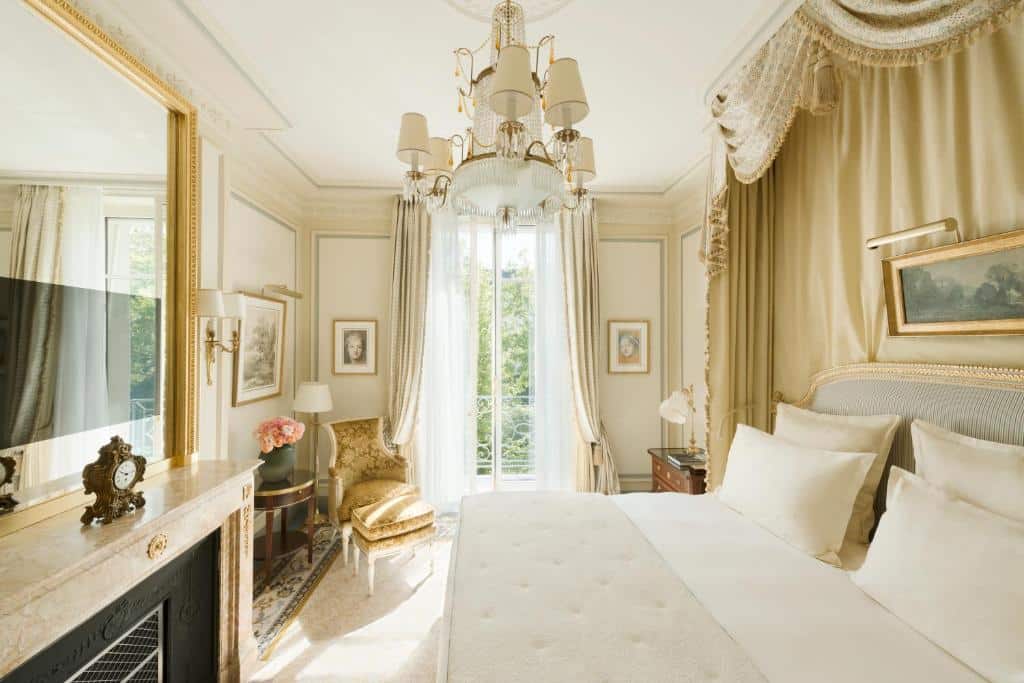 Quarto de tons claros no Ritz, um dos hotéis onde ficar em Paris