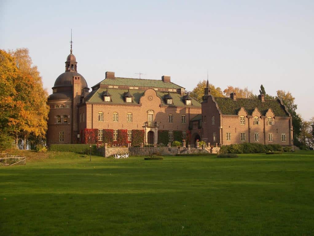 Fachada do Engsholms Slott – Adults Only durante o dia, com relva em frente.