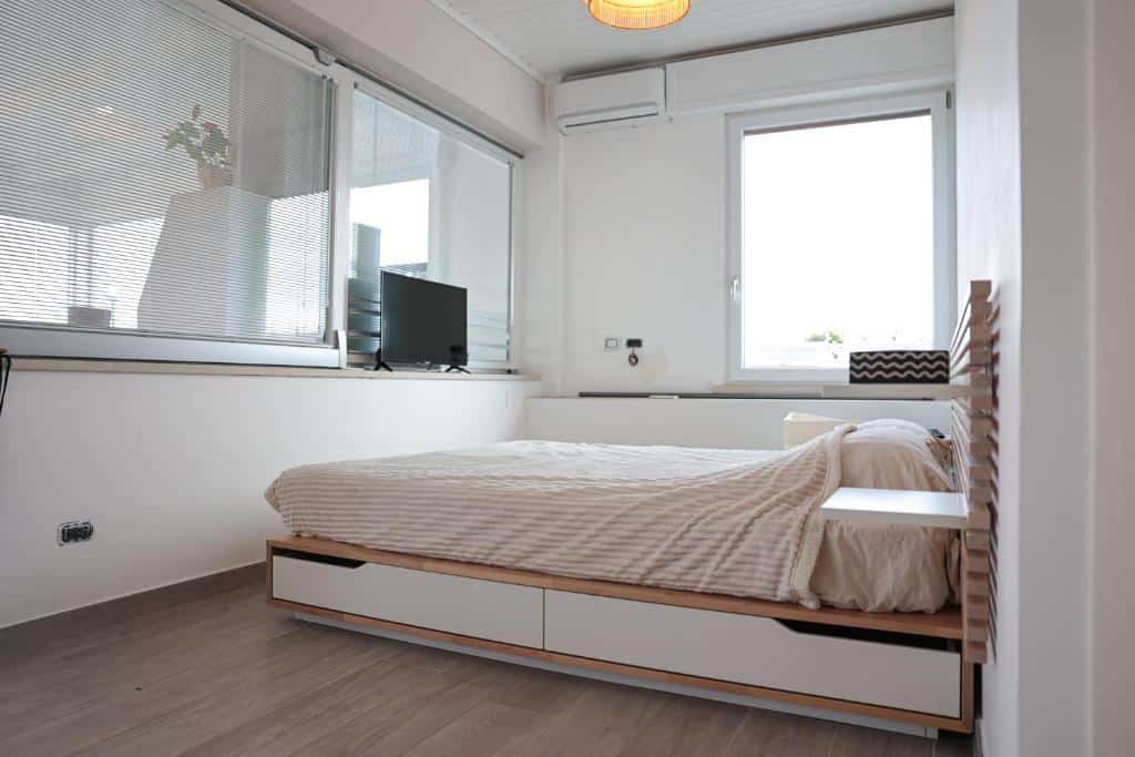 Quarto do Terrazza Paradiso com cama de casal, televisão na parede e sistema de climatização.