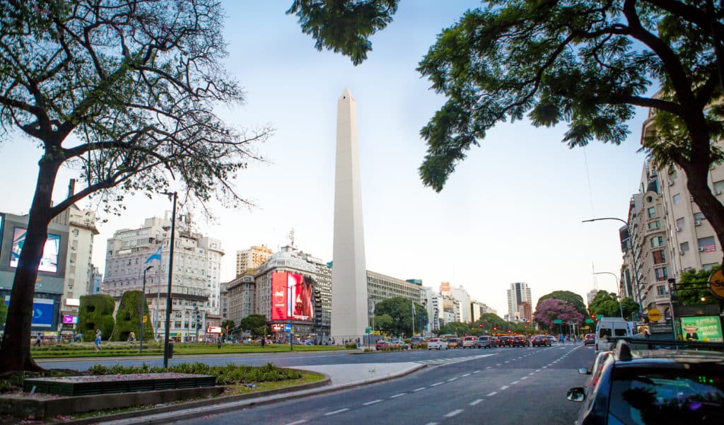 Vista frontal do Obelisco de Buenos Aires, na Argentina