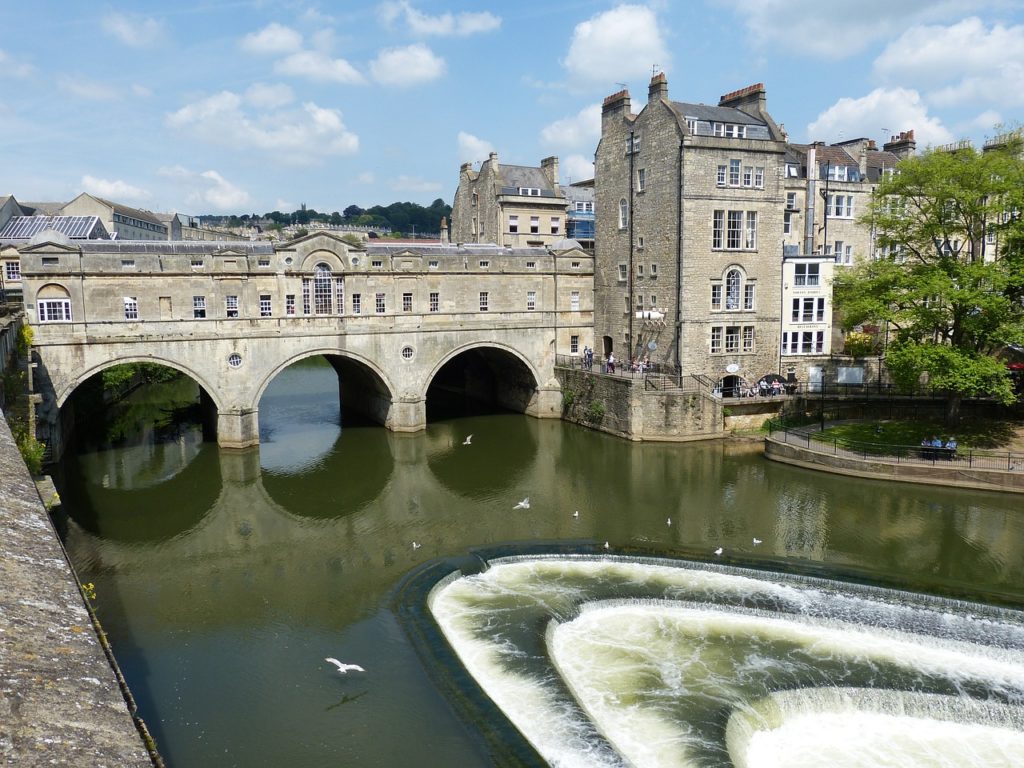 Ponte histórica sobre o rio em Bath
