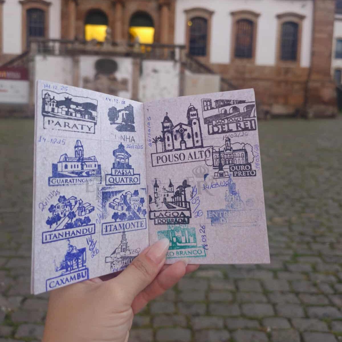 Bilhetes de comboio antigos com cidades históricas de Minas Gerais, como Ouro Preto