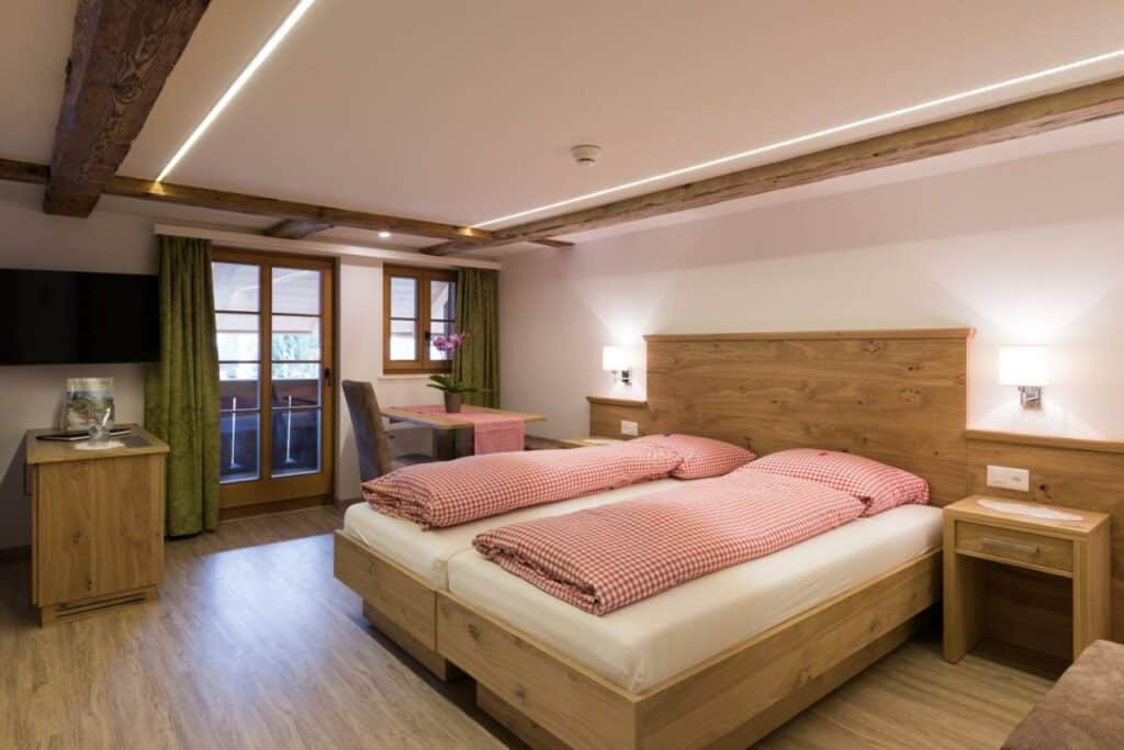 Quarto do Hotel Restaurant Hirschen com cama de casal e televisão de parede.