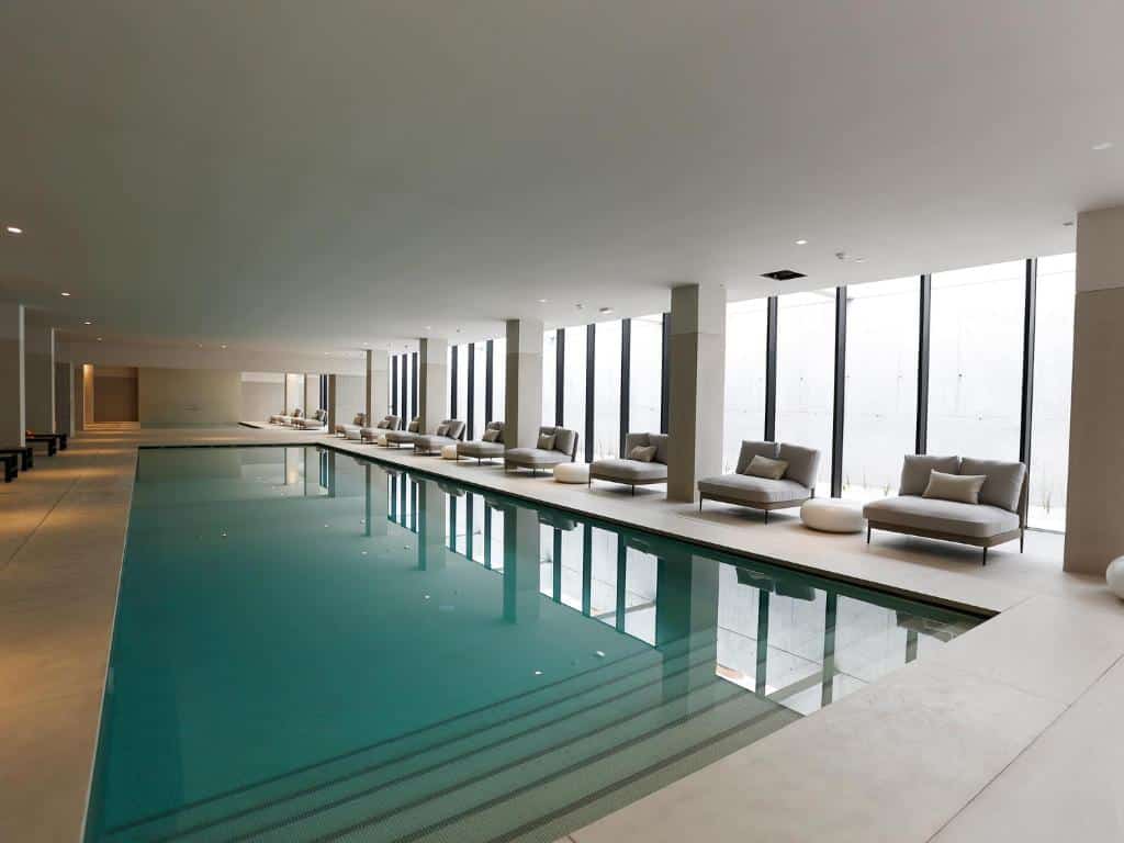 Piscina coberta do Montebelo Vista Alegre Ílhavo Hotel com poltronas.