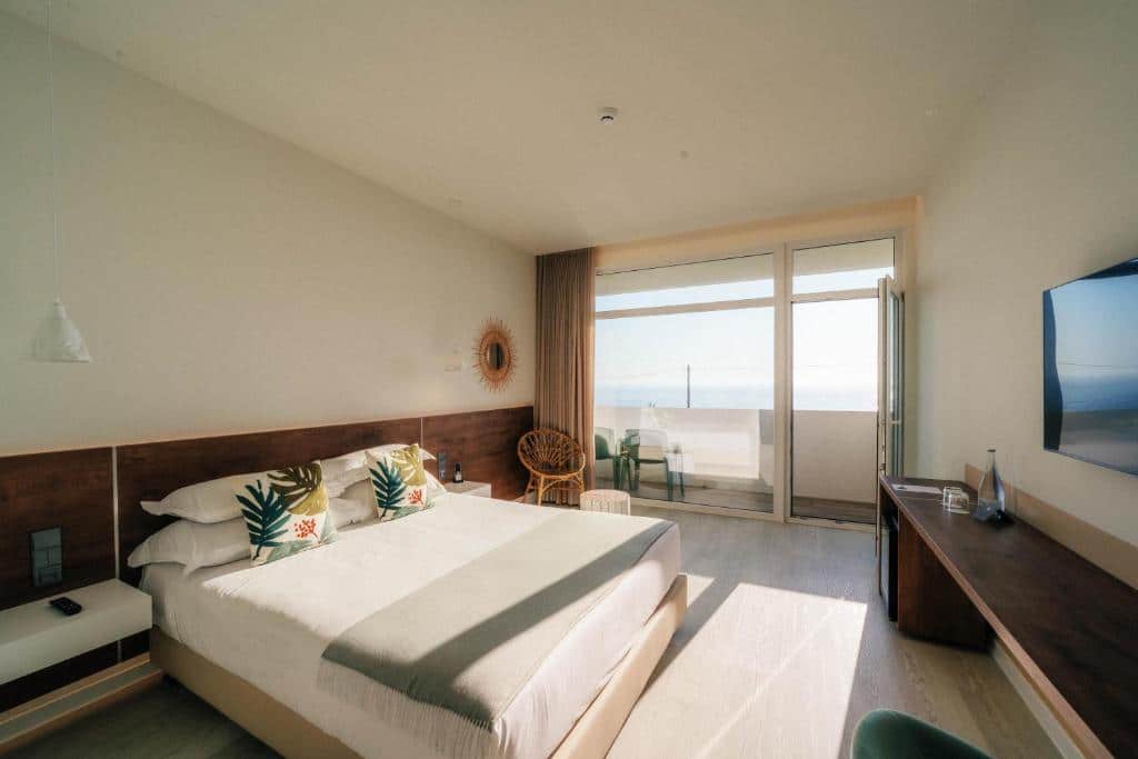 Quarto moderno com vista para o mar no Porto Covo Praia Hotel & SPA