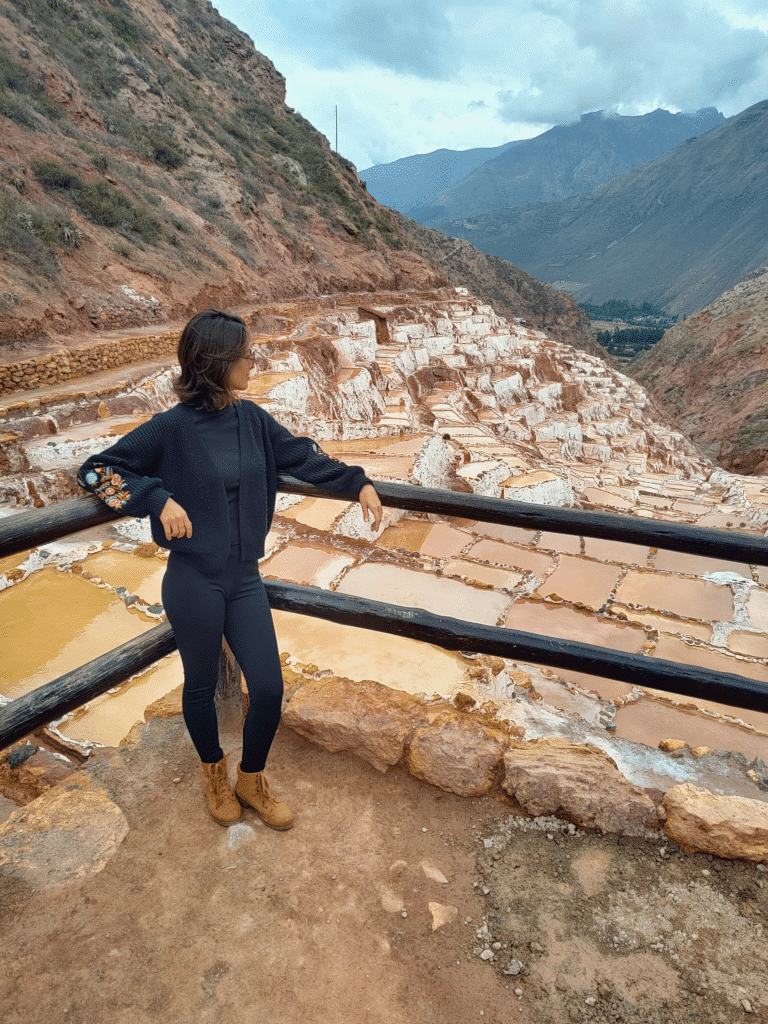 Piscinas naturais de água salgada em tons castanhos e brancos nas Salinas de Maras, no Vale Sagrado dos Incas