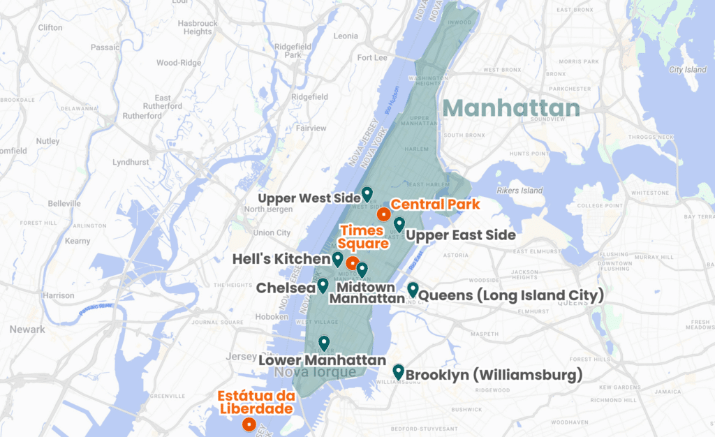 Mapa de Nova York a destacar os melhores bairros onde ficar em Manhattan, Brooklyn e Queens, com os principais pontos de interesse, como o Central Park, a Times Square e a Estátua da Liberdade, e os bairros de Manhattan (Midtown, Upper West Side, Upper East Side, Lower Manhattan, Chelsea e Hell's Kitchen).