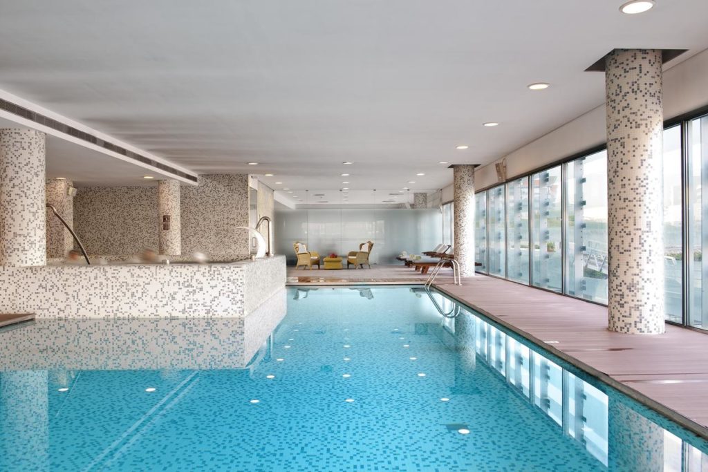 Piscina do hotel Meliá Ria, em Aveiro.
