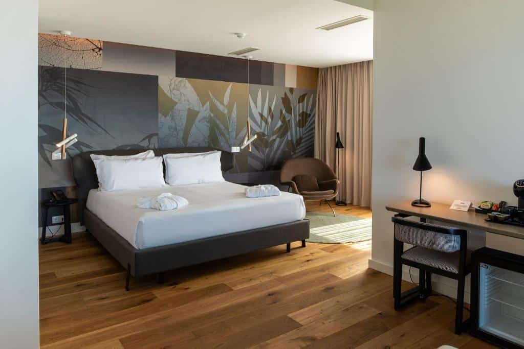 Quarto moderno com cama de casal e secretária no Sines Sea View Business & Leisure Hotel