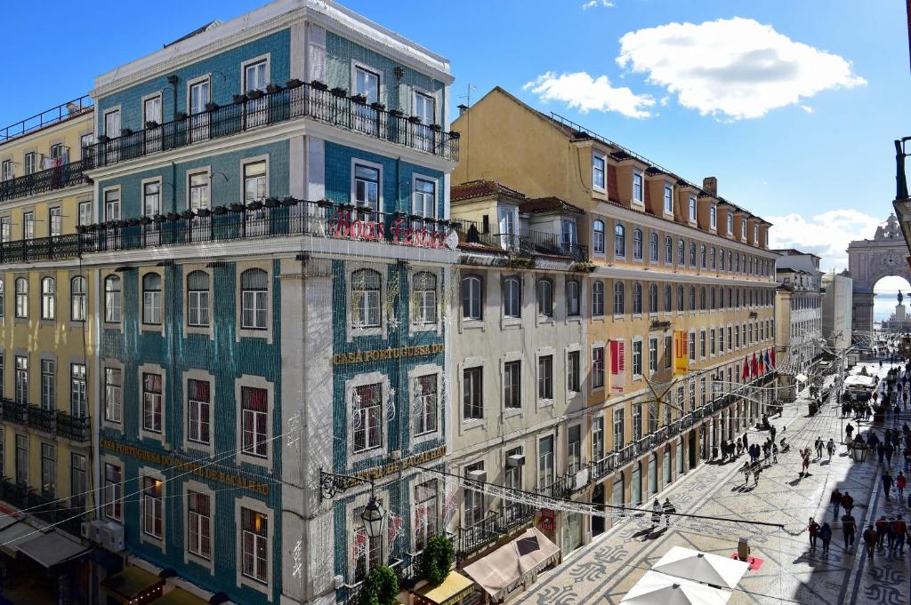 Vista da janela do My Story Hotel Augusta de onde se vê o Arco da Rua Augusta e a Praça do Comércio em Lisboa