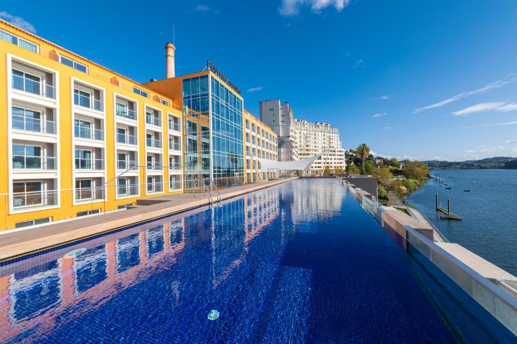 Piscina do Pestana Douro Riverside com o hotel ao lado.