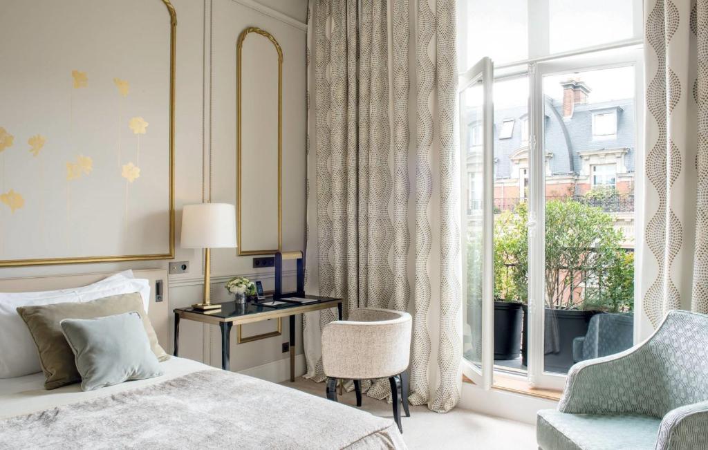 Quarto sumptuoso no Le Narcisse Blanc, um dos hotéis onde ficar em Paris
