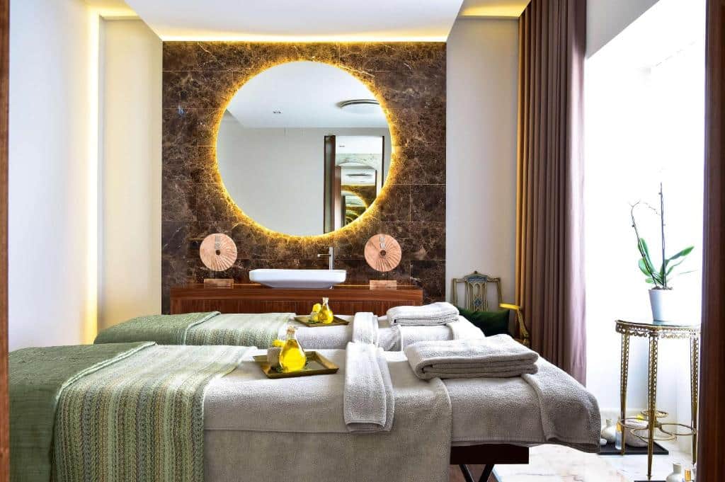 Zona de spa do Tivoli Palácio de Seteais Sintra Hotel com duas marquesas e tabuleiro com óleos essenciais