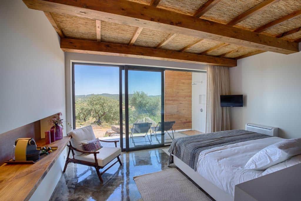 Quarto moderno no Monte Velho Equo-Resort (Arraiolos) com vista para paisagem rural