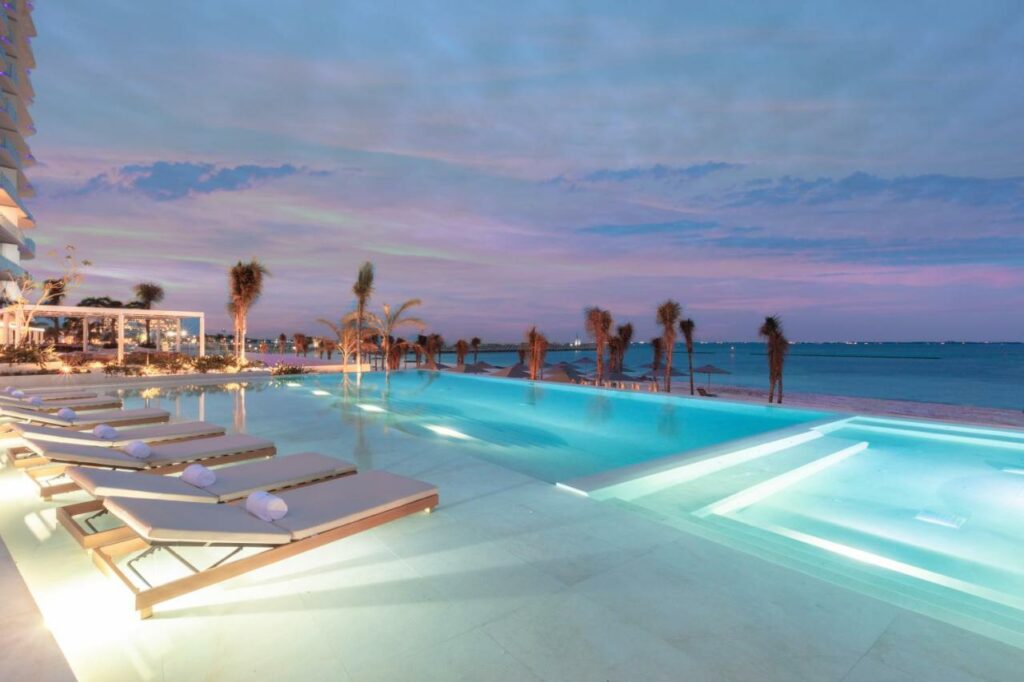 Piscina de bordo infinito em direção à praia no SLS Cancun Hotel & Spa