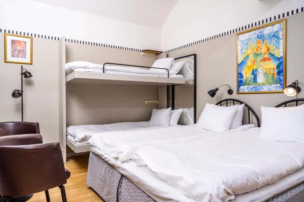 Quarto familiar do Långholmen Hotell com cama de casal e um beliche.