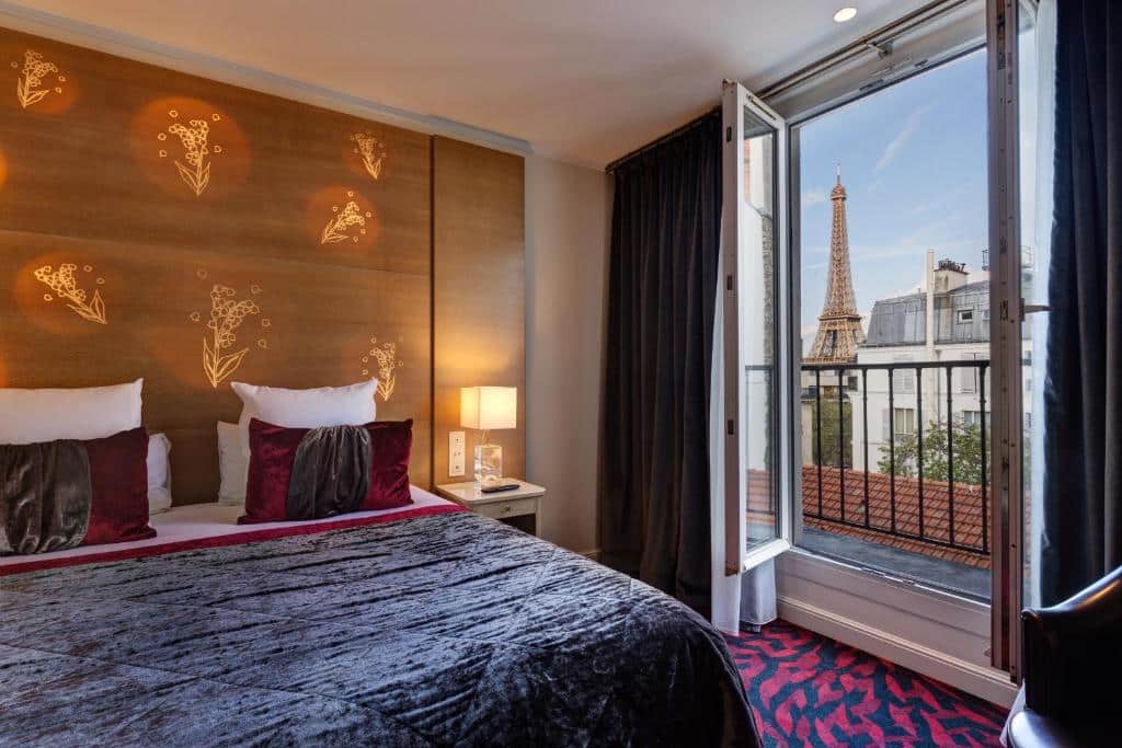 Quarto do Hotel Muguet com vista para a Torre Eiffel, uma dica entre os hotéis onde ficar em Paris