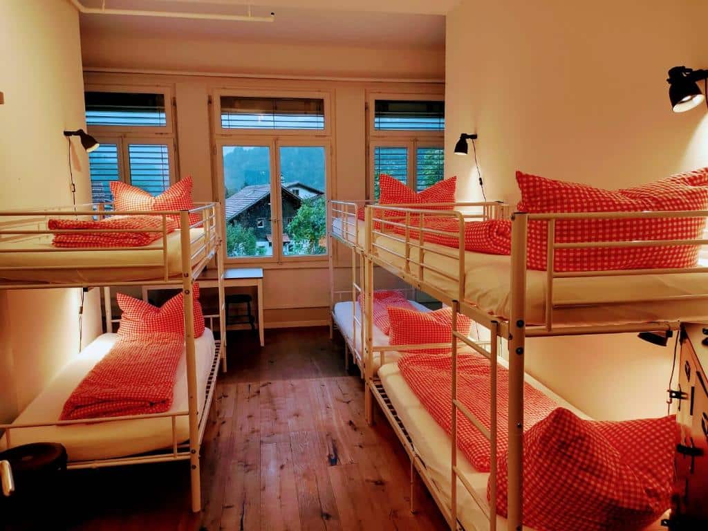 Quarto partilhado do Adventure Hostel Interlaken com beliches de cada lado.
