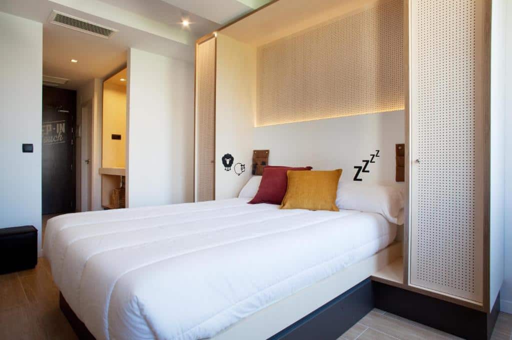 Quarto do Toc Hostel Sevilla com cama de casal e uma decoração simples e clean.