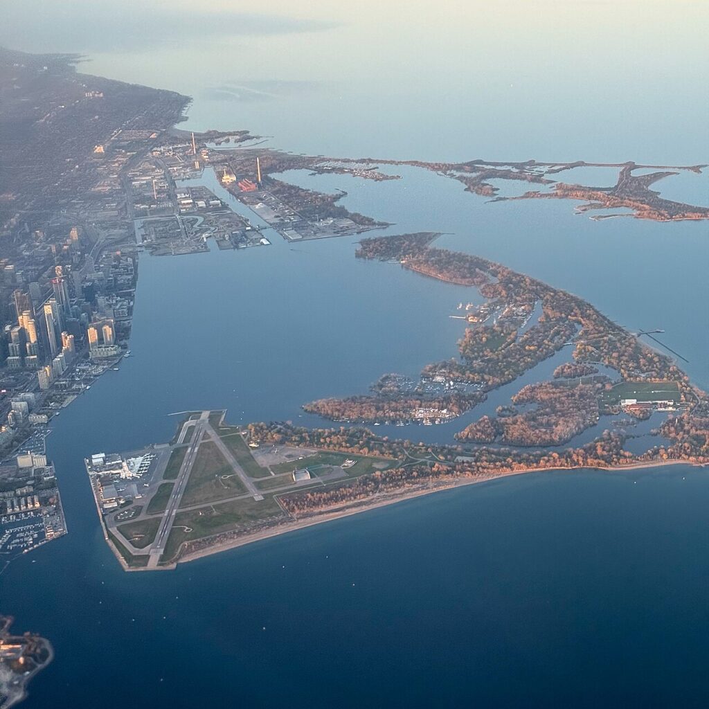 Vista aérea panorâmica de Toronto, Canadá, com a zona costeira, as suas torres altas, aeroporto e áreas residenciais e verdes