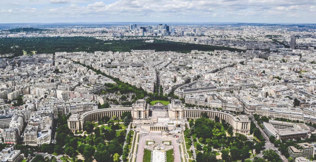 Paris vista de cima, mostrando a disposição circular dos bairros da cidade, a ilustrar a parte do guia de viagem no artigo sobre onde ficar em Paris
