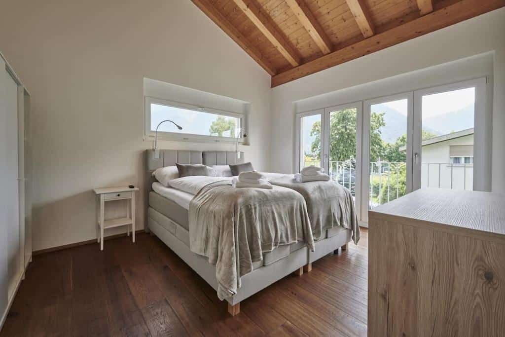 Quarto do Terrace Vista Interlaken com cama de casal e porta para a varanda.