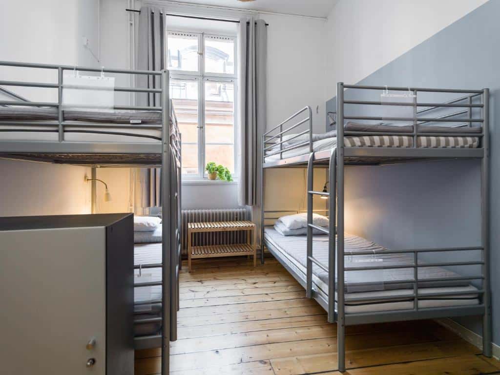 Quarto partilhado do Castanea Old Town Hostel com dois beliches.