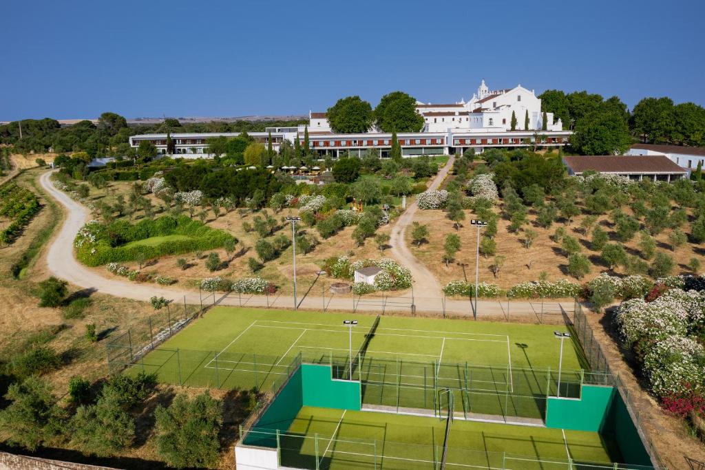 Convento do Espinheiro, Historic Hotel & Spa (Évora), com arquitetura tradicional portuguesa