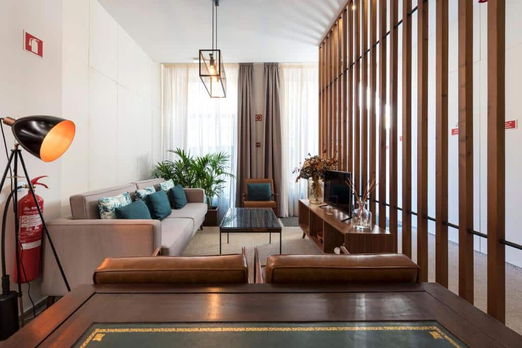 Sala de estar do Bloom House by Sweet Porto, com sofá à esquerda, uma mesa de centro e um móvel com TV em frente.