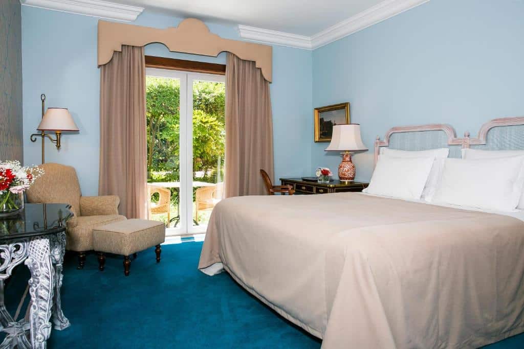 Quarto do Pestana Palace Lisboa Hotel & National Monument, com cama de casal e secretária.
