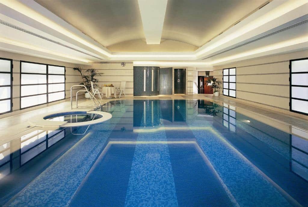 Piscina interior com zona de hidromassagem no Hotel Principe Di Savoia – Dorchester Collection