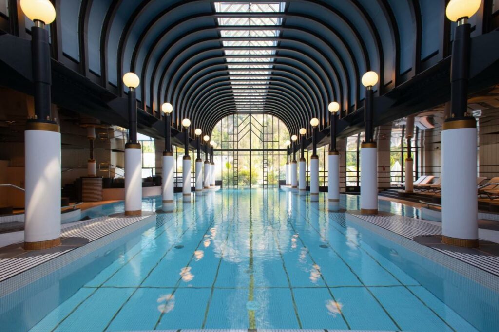 Piscina interior do Victoria Jungfrau Grand Hotel & Spa.
