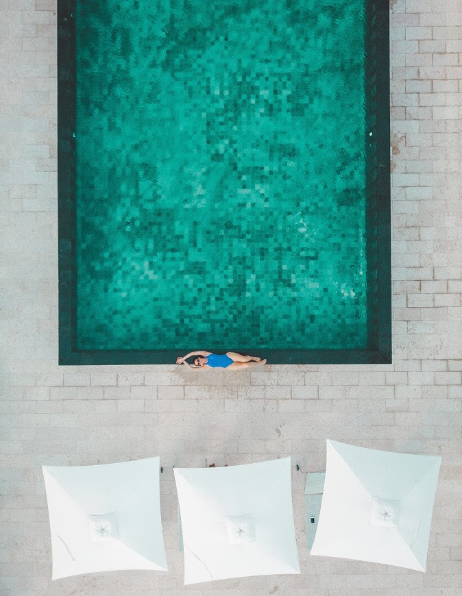 Vista de cima da piscina pequena