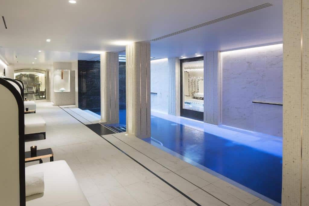 Piscina interior no Le Narcisse Blanc