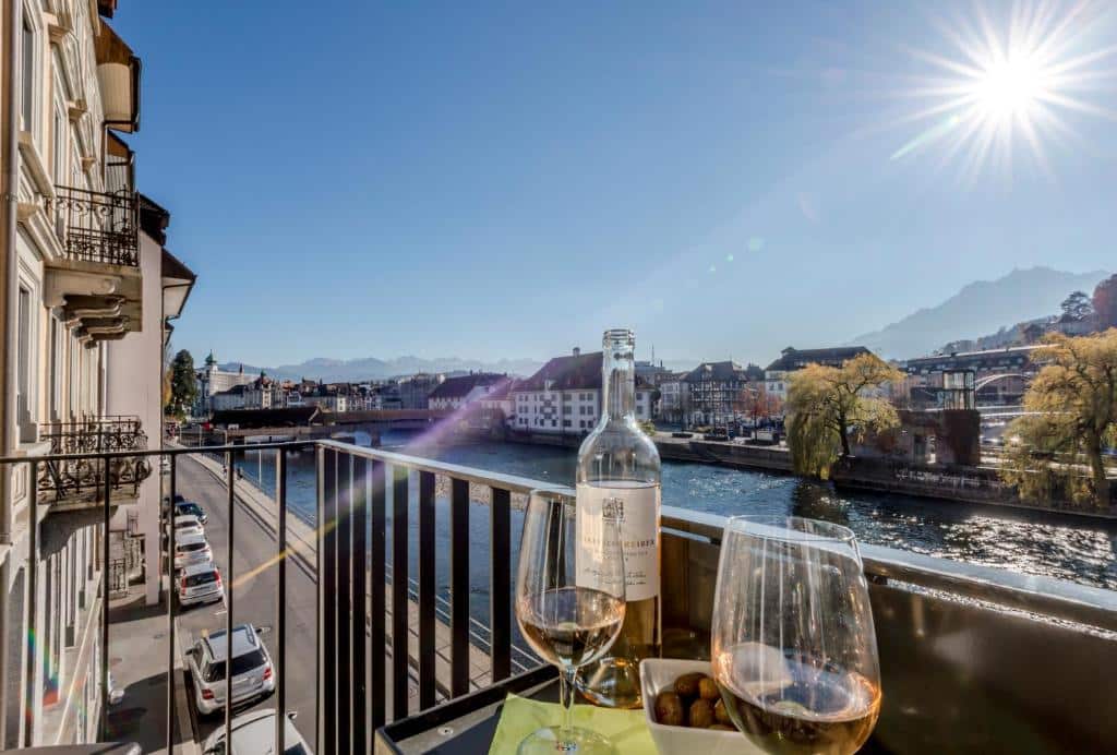 Vista da varanda do Boutique Hotel KARL, com rio em frente e construções de Lucerna.