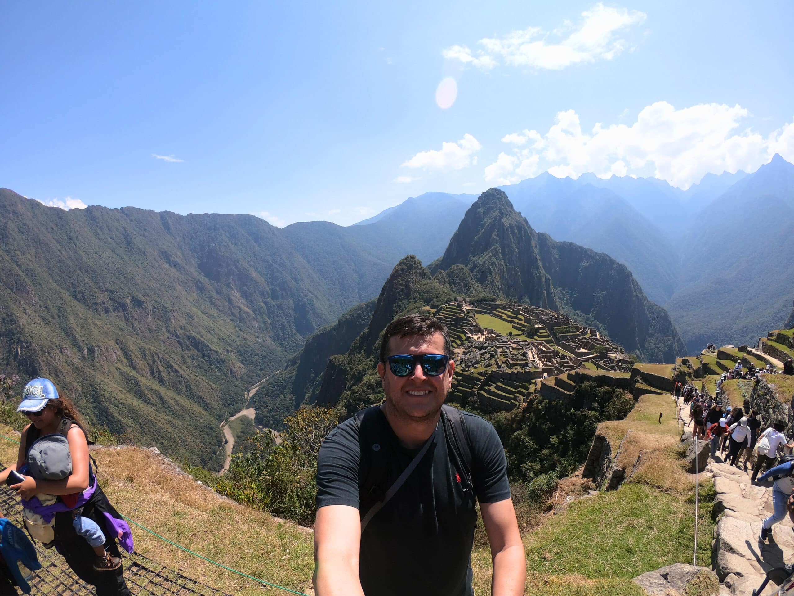 Paisagem panorâmica de Machu Picchu com toda a cadeia de montanhas em redor da cidadela e o rio Urubamba lá em baixo