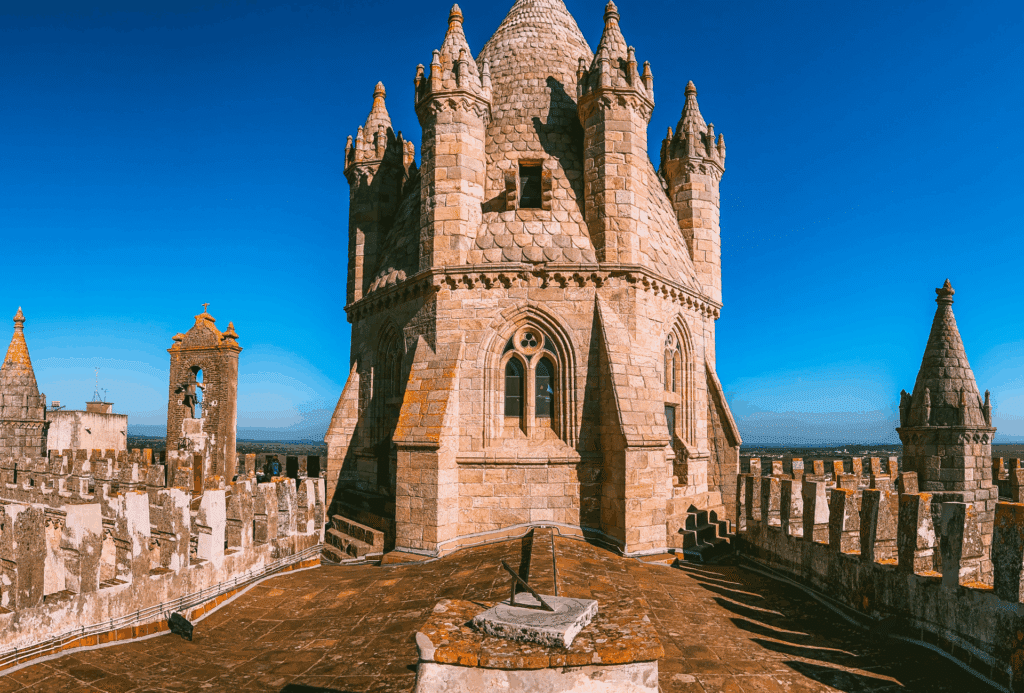 Sé de Évora, Portugal, arquitetura medieval com torre e detalhes em pedra. Ilustra este artigo sobre o que fazer em Évora.