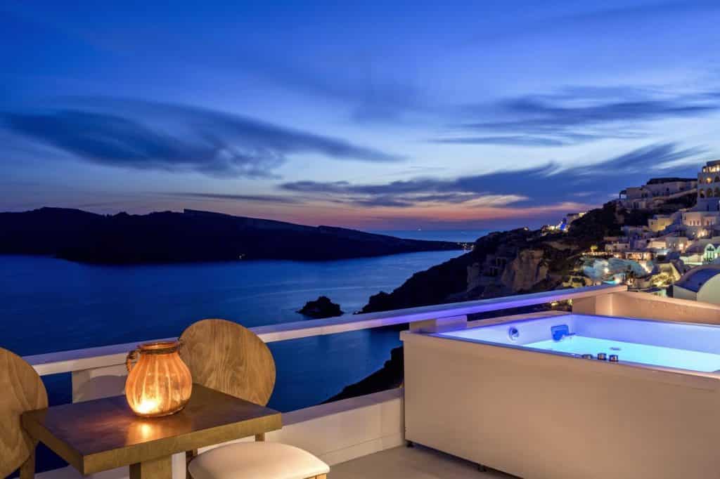 Banheira de hidromassagem na varanda do hotel de luxo White Pearl Villas