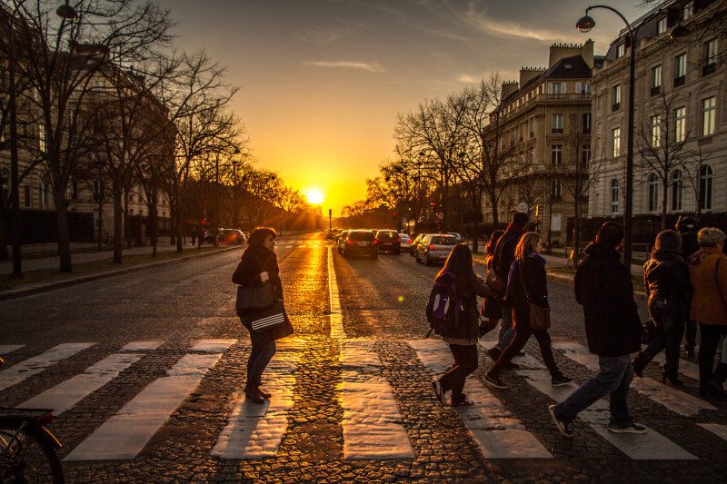 Pessoas a atravessar a passadeira ao pôr do sol no 8.º arrondissement, em Paris
