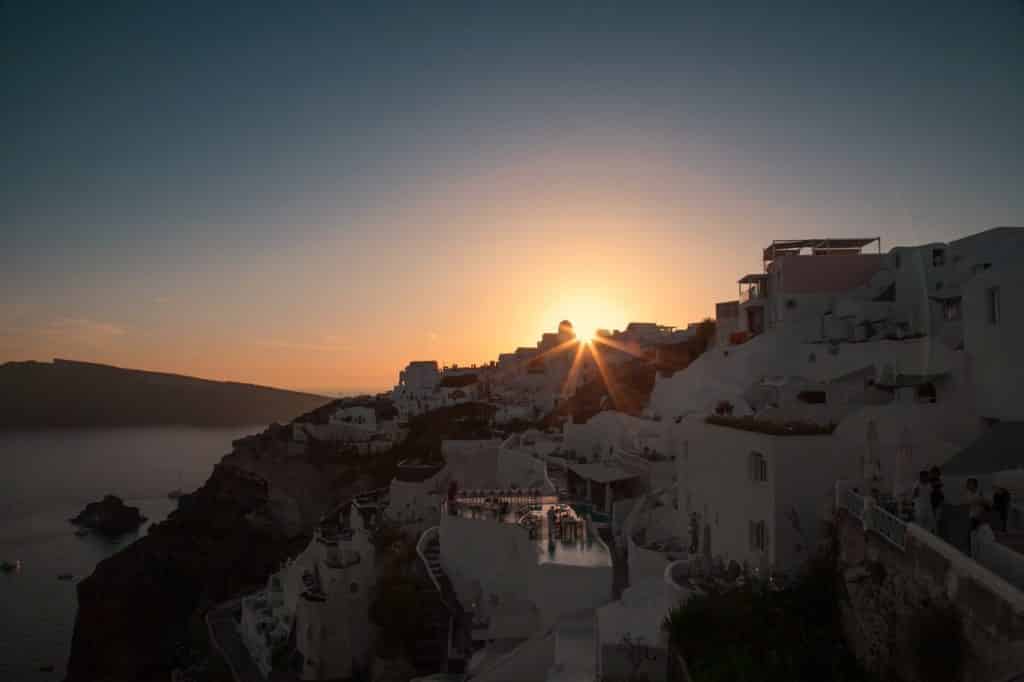O pôr do sol em Oia, uma das principais atrações de Santorini