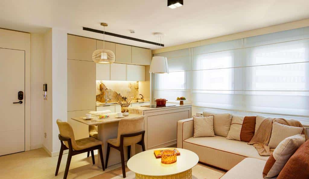 Apartamento G Residences Gayrettepe com cozinha aberta, zona de refeições e sala de estar em tons neutros e luz natural.