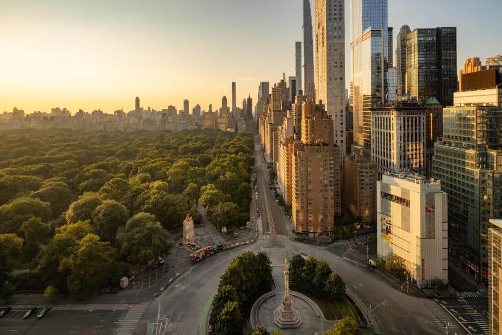 Vista aérea do Columbus Circle, do Central Park e dos arranha-céus de Nova York ao nascer do sol.