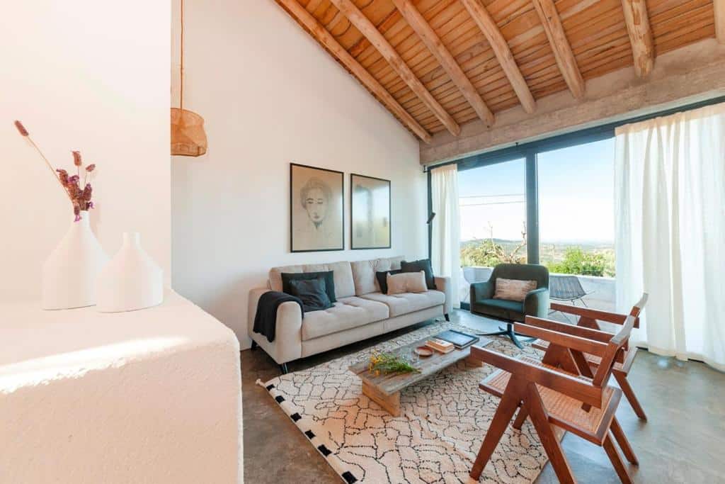 Sala de estar moderna com sofá bege e decoração minimalista, no Vigias - Eternal Landscapes (Marvão)