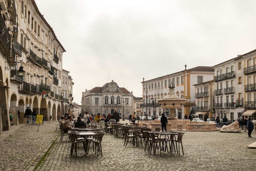 Praça do Giraldo, em Évora, com fonte e esplanadas
