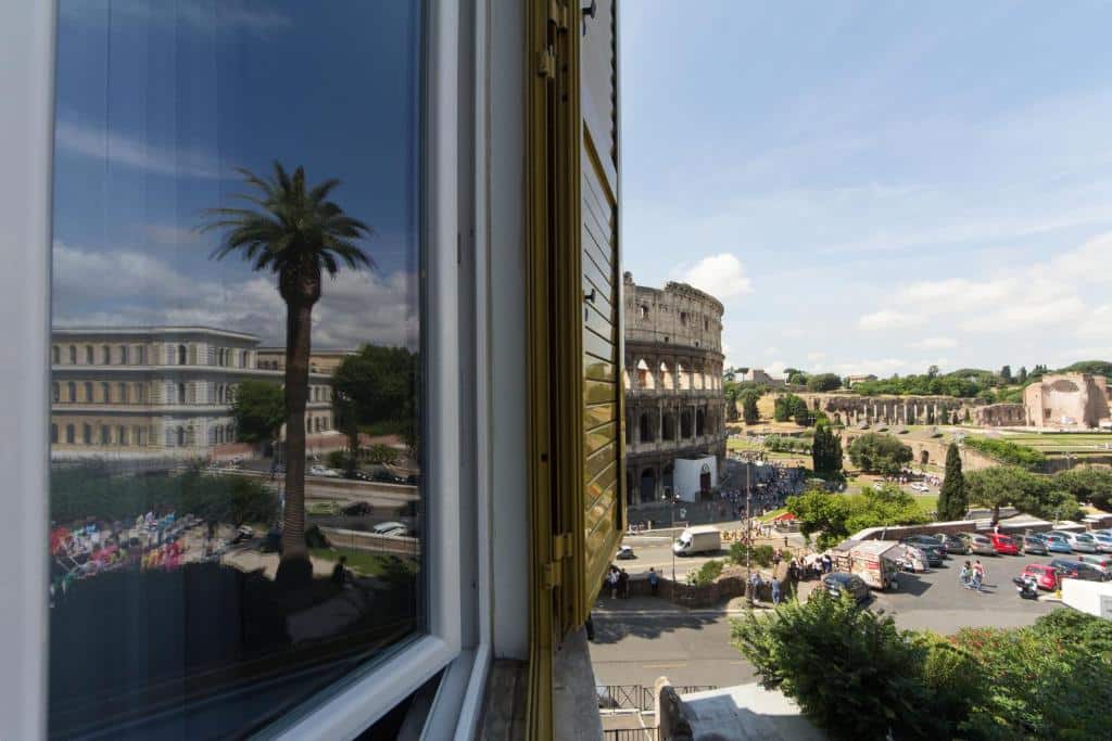 vista da janela do B&amp;B Colosseo Panoramic Rooms, de onde se vê o Coliseu e a rua mesmo por baixo, muito perto